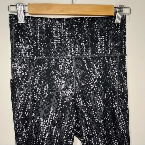 Athleta Salutation Stash Pocket Capri Printed 569824 Size Small - Picture 5 of 9